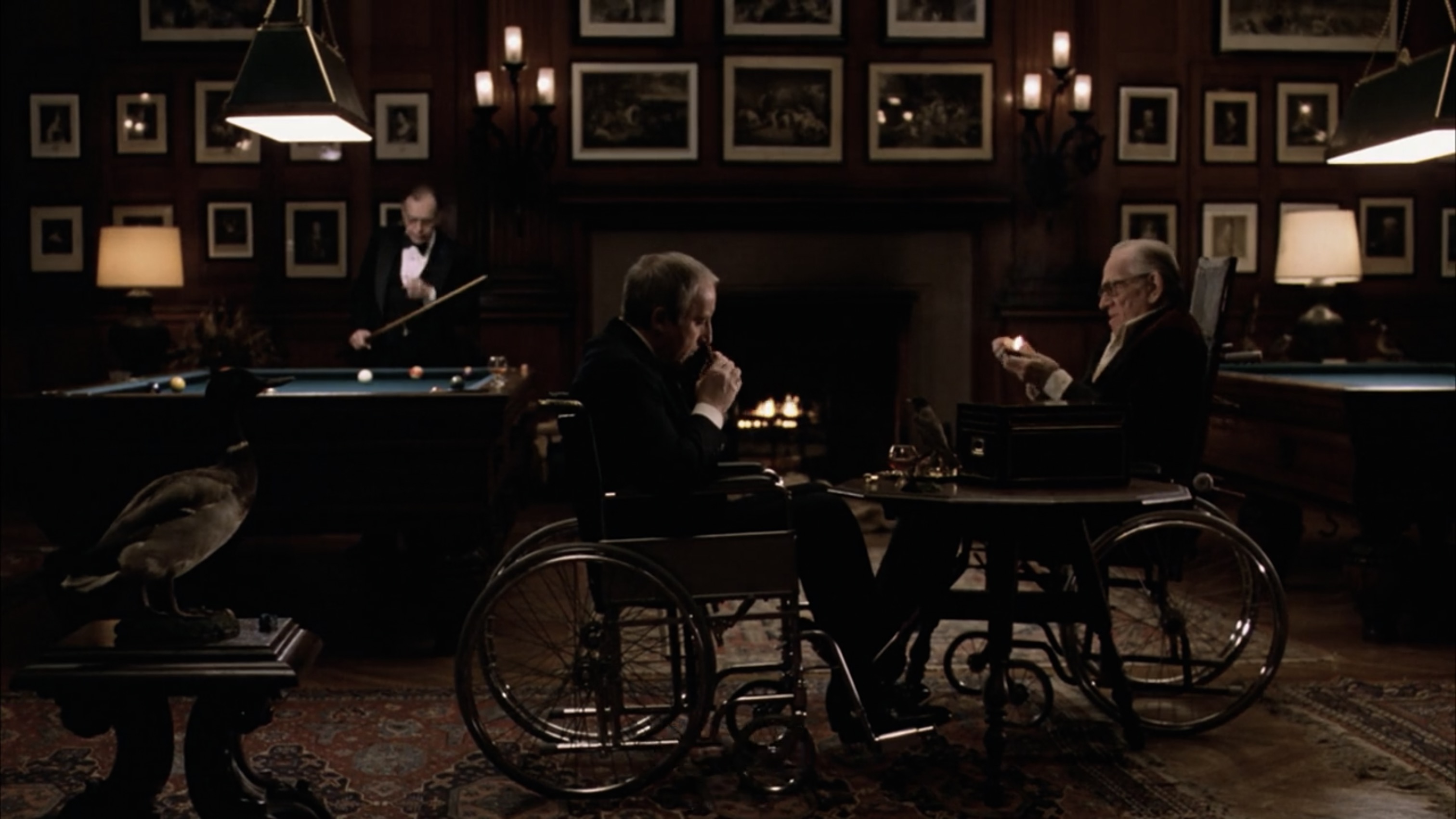 晚饭的下一场戏,两人的物理距离更近了。